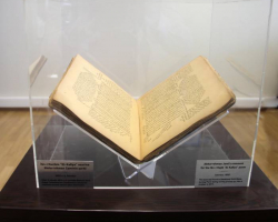 В Баку во время сортировки отходов обнаружена редкая книга XIX века