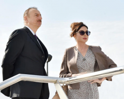 Президент Азербайджана Ильхам Алиев и Первая леди Мехрибан Алиева ознакомились с работами по благоустройству, проведенными вокруг усыпальницы Шаххандан в Шамахы