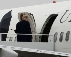 Трамп бросил «непокорный» зонт при входе в самолет - ВИДЕО