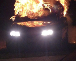 Полицейские вытащили мужчину из горящей машины - ВИДЕО