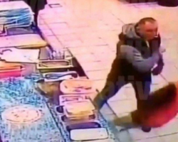 В супермаркете  покупателя убили одним ударом - ВИДЕО