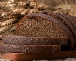Врач-гастроэнтеролог перечислил опасности черного хлеба