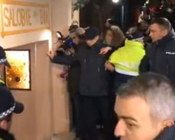 Протестующие в Тбилиси заблокировали президента Грузии в одном из ресторанов - ВИДЕО