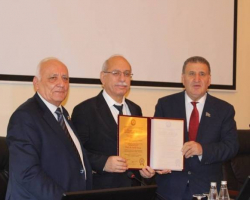 Профессору Рефику Турану вручен диплом почетного доктора Института истории