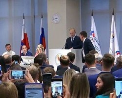 Конфуз с микрофоном Путина попал в Сеть - ВИДЕО