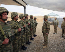 Министр обороны посетил воинские части в прифронтовой зоне - ВИДЕО