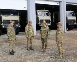 Министр обороны проверил боеготовность артиллеристов в прифронтовой зоне – ВИДЕО