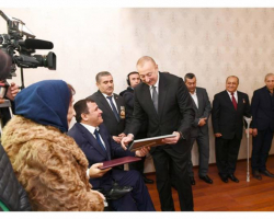Президент Ильхам Алиев принял участие в церемонии передачи квартир и автомобилей семьям шехидов, инвалидам Карабахской войны и приравненным к ним лицам