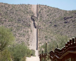 В США разрешили тратить бюджет Пентагона на постройку стены с Мексикой
