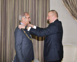 Президент Ильхам Алиев вручил Поладу Бюльбюльоглу орден 