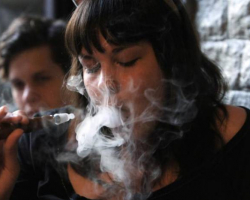 Нарколог рассказал о вреде курения кальяна
