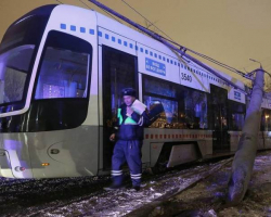 В Москве трамвай столкнулся с автомобилем, много пострадавших