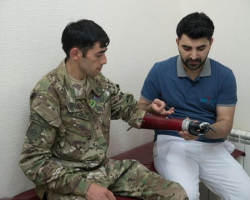 При поддержке Фонда Гейдара Алиева группа инвалидов Карабахской войны обеспечена высокотехнологичными протезами (ВИДЕО)