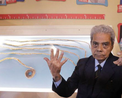 Индиец состриг 66-летние ногти - ВИДЕО  