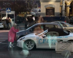 Женщина разбила топором Porsche в Киеве - ВИДЕО