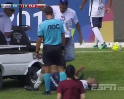 Медики переехали травмированного футболиста в Бразилии - ВИДЕО