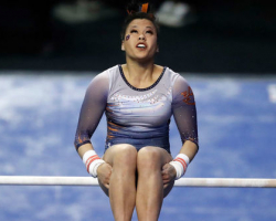 Гимнастка в США сломала на соревнованиях обе ноги - ВИДЕО