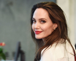 Анджелина Джоли поменяла фамилию