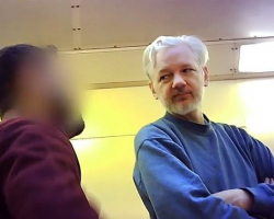 Появилось видео Ассанжа в британской тюрьме - ВИДЕО