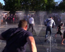 Президент Украины порезвился в фонтане - ВИДЕО