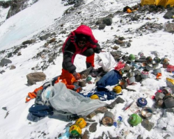 С Эвереста убрали 11 тонн мусора и четыре трупа - ВИДЕО
