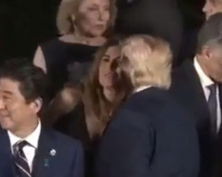 Пока Меланьи нет рядом: Трамп расцеловал жену президента Аргентины на G20 - ВИДЕО