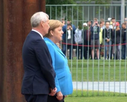 Стало известно, что Меркель шептала во время приступа - ВИДЕО