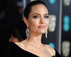 Анджелина Джоли собралась усыновить седьмого ребенка