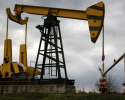 Нефть остается в плюсе в надежде на снижение запасов сырья в США