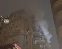 В Баку в высотном доме произошел пожар