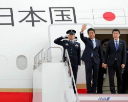 Премьер-министр Японии отложил турне по странам Ближнего Востока